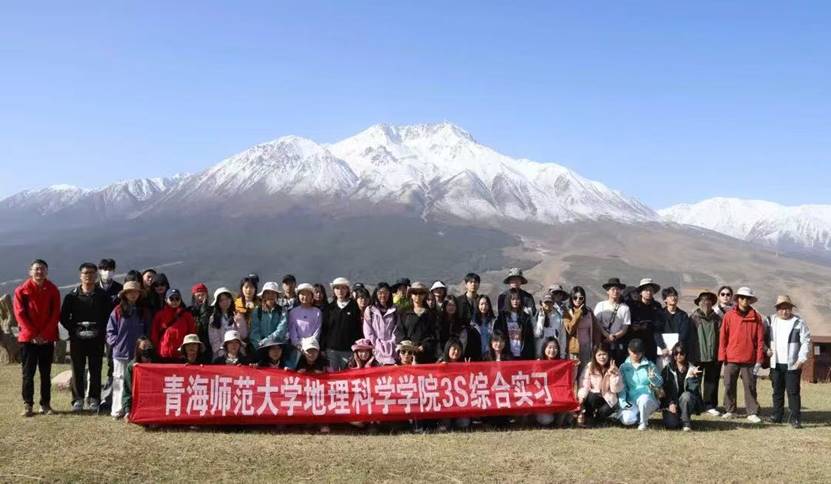 一群人站在山上 AI 生成的内容可能不正确。